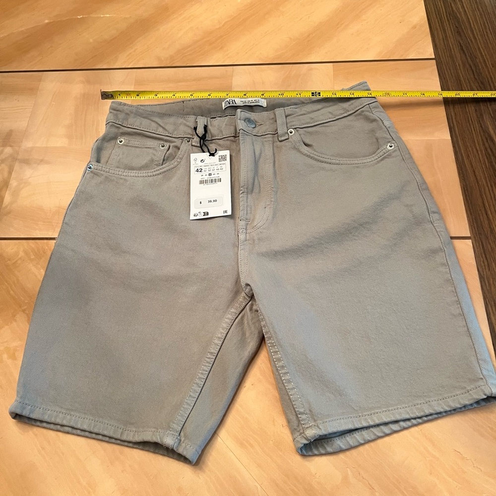 Zara men’s shorts Sz 32, 18 inches long.